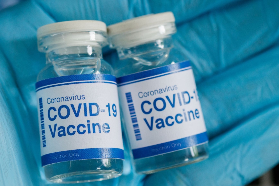 Poživitveni odmerki cepiva proti COVID-19 pomembno zmanjšal hospitalizacije bolnikov z rakom