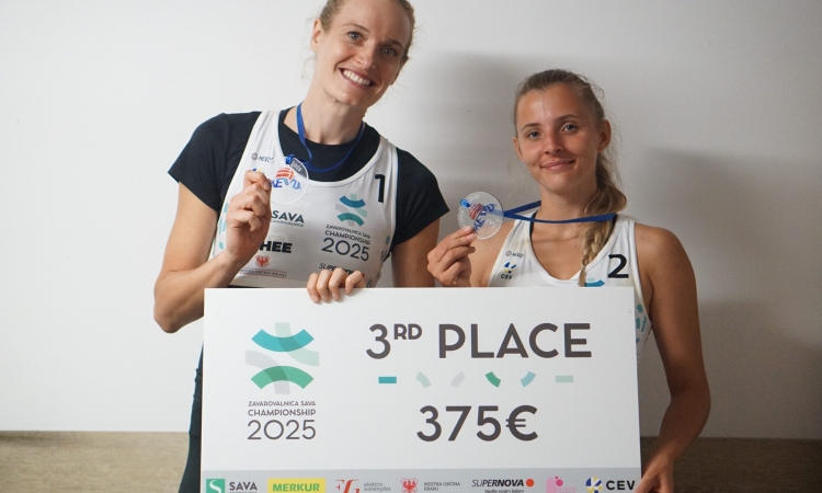 Tjaša Kotnik in Maja Marolt bronasti na močnem turnirju v Kranju